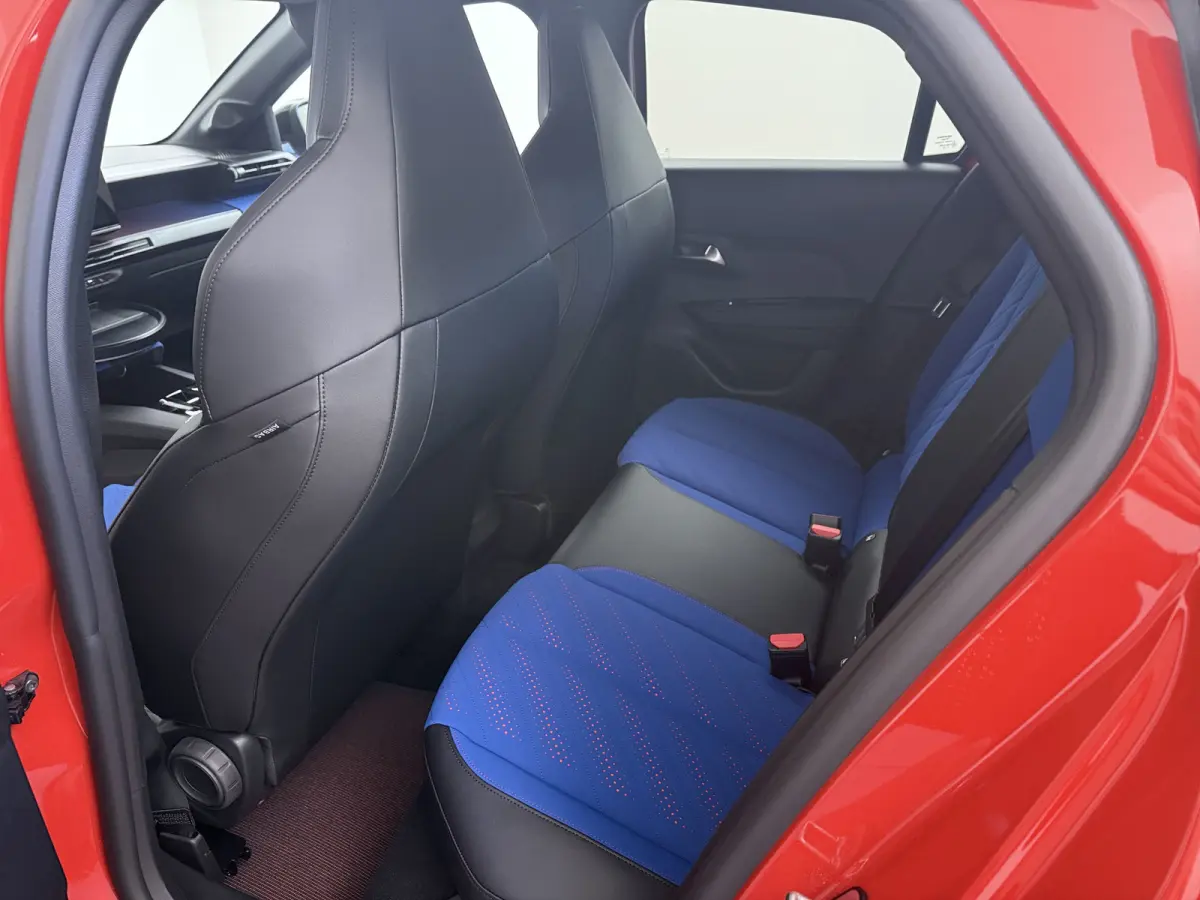HF | 10.25" Infotainment met touchscreen | 18’’ velgen HF | Alcon remsysteem voor maximale remkracht
