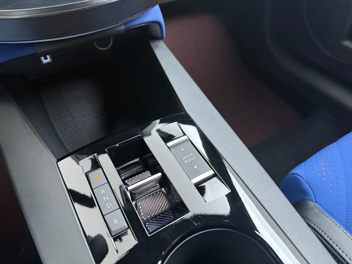 HF | 10.25" Infotainment met touchscreen | 18’’ velgen HF | Alcon remsysteem voor maximale remkracht