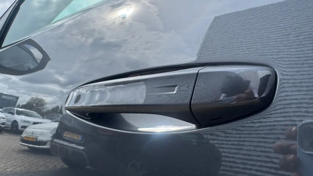 GT Exclusive | Adaptieve cruise control met Stop&Go functie | Elektrische parkeerrem | Extra getinte achterste zijruiten en achterruit