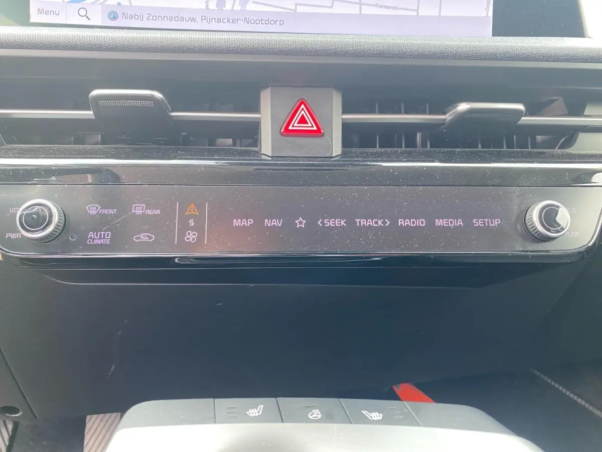 Air 58 kWh | Climate control | Navigatie | Parkeercamera | LM-velgen 19 inch | Adaptive cruise control | Line-assist | Dodehoek detectie |