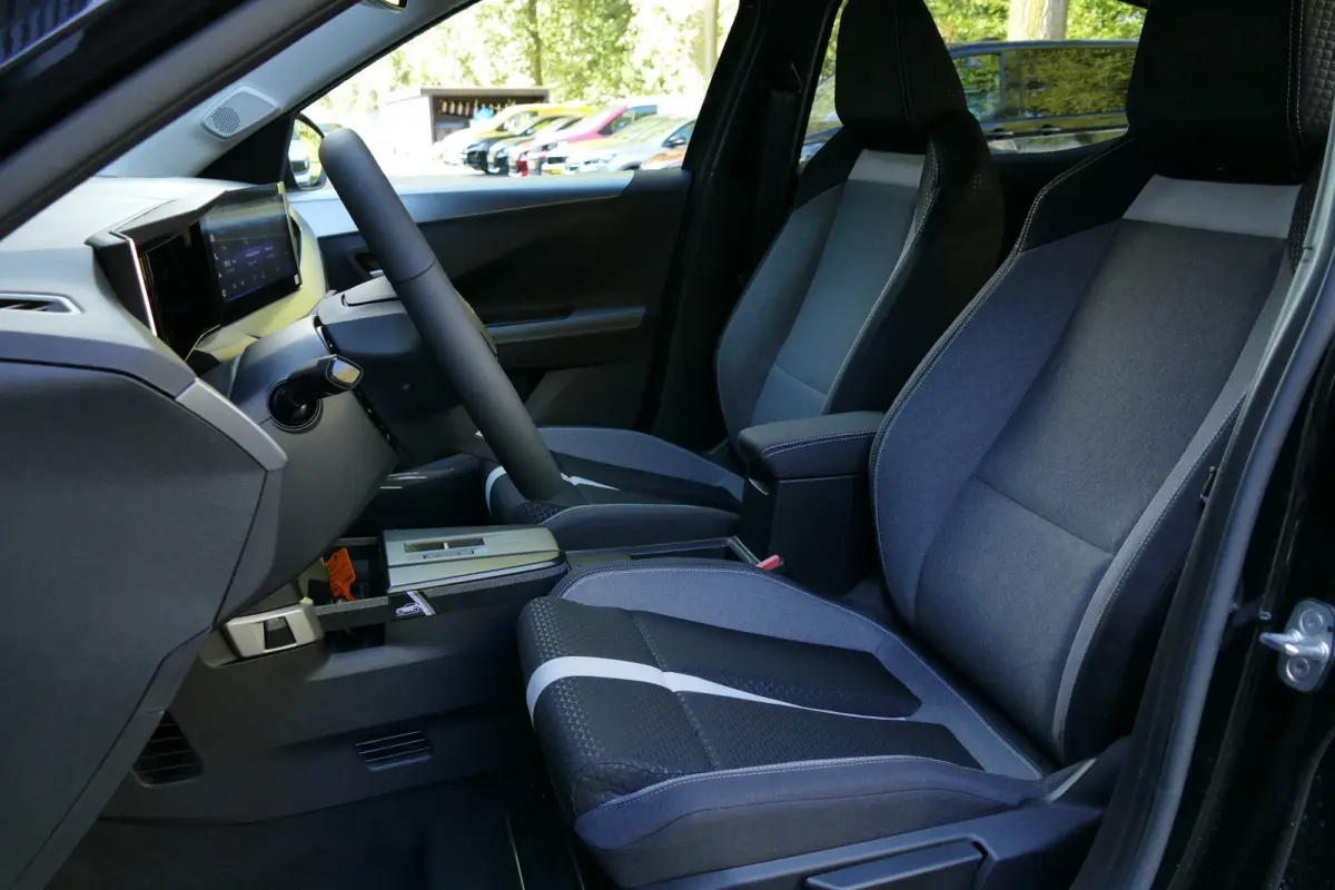 GS | 17" Lichtmetalen velgen in Zwart met 215/60 R17 banden | Achteruitrijcamera | Dode hoek waarschuwing