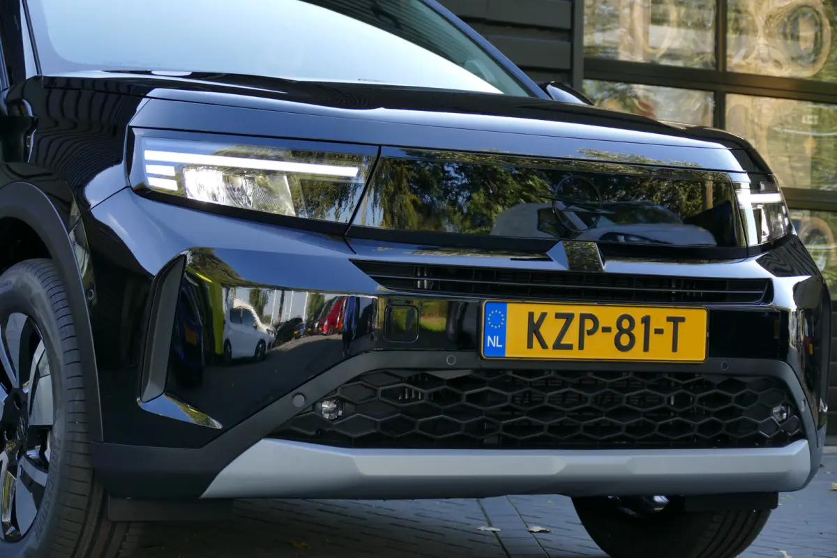 GS | 17" Lichtmetalen velgen in Zwart met 215/60 R17 banden | Achteruitrijcamera | Dode hoek waarschuwing