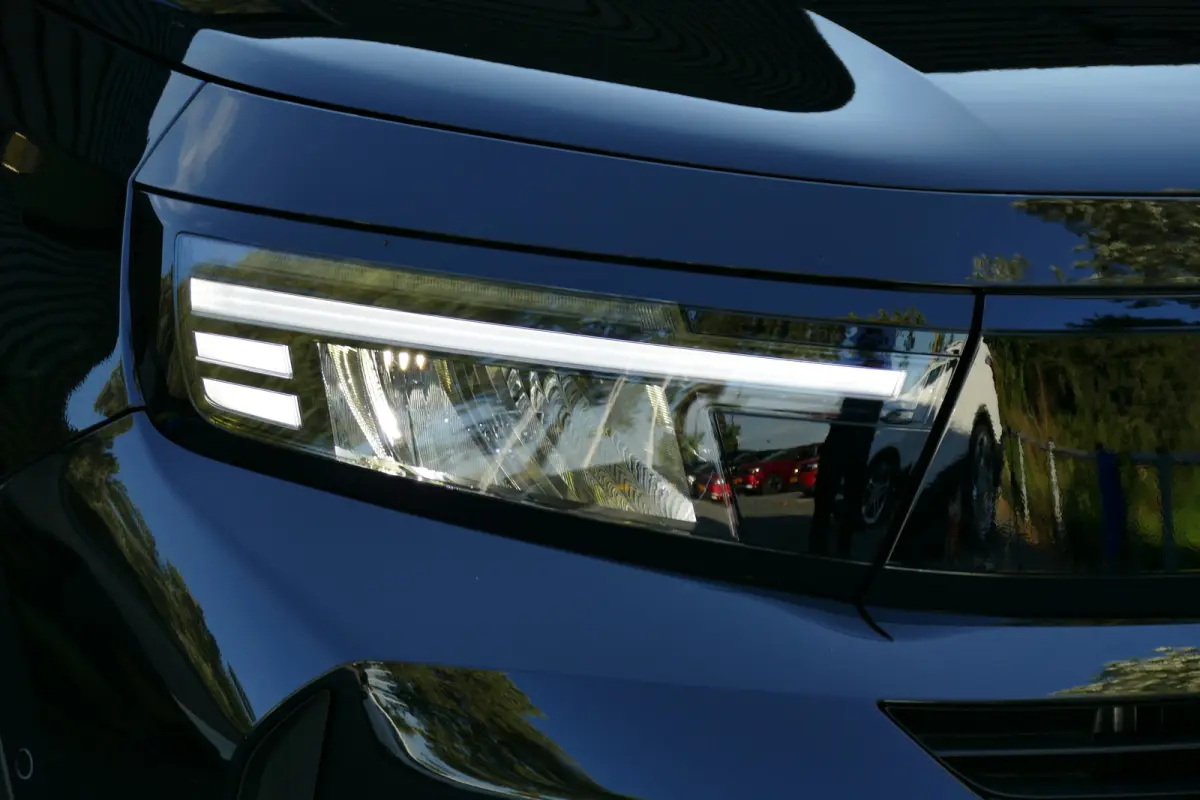 GS | 17" Lichtmetalen velgen in Zwart met 215/60 R17 banden | Achteruitrijcamera | Dode hoek waarschuwing