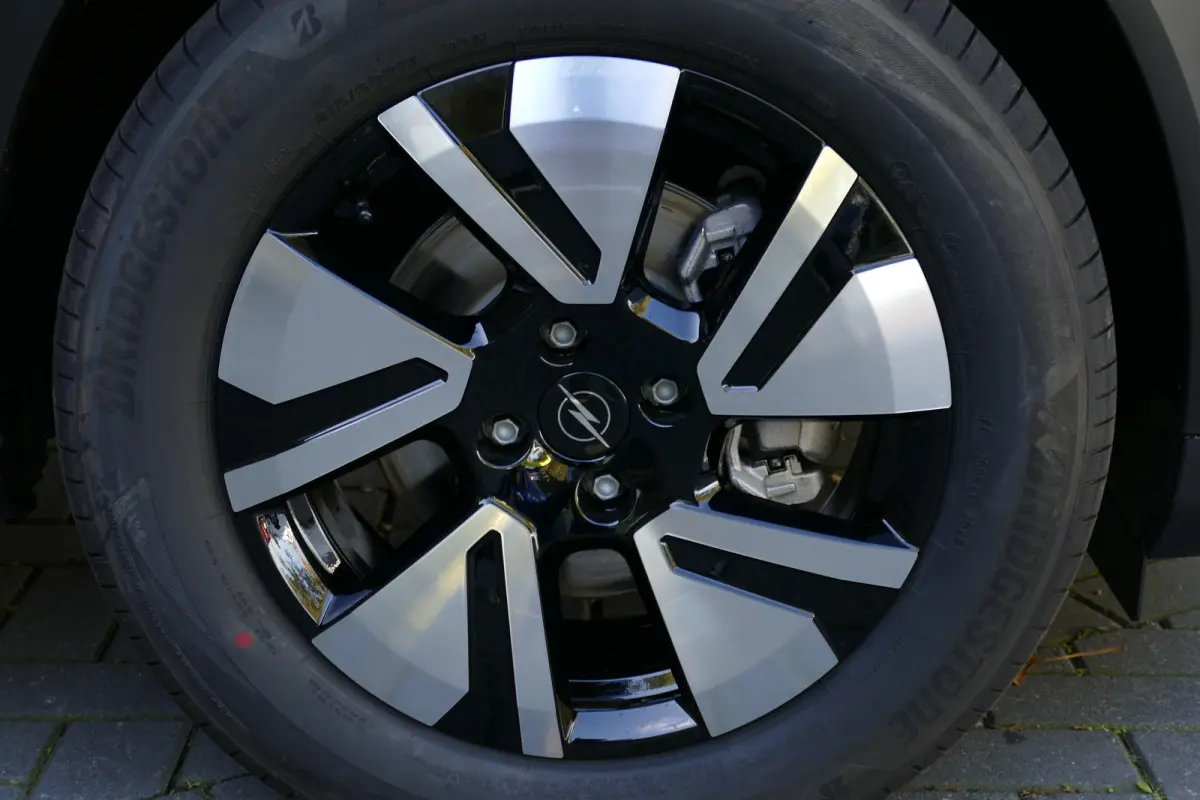 GS | 17" Lichtmetalen velgen in Zwart met 215/60 R17 banden | Achteruitrijcamera | Dode hoek waarschuwing