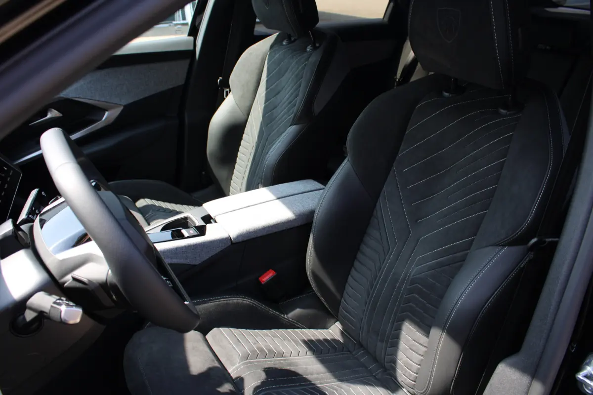 GT | Adaptieve cruise control met Stop&Go functie | Elektrische parkeerrem | Extra getinte achterste zijruiten en achterruit