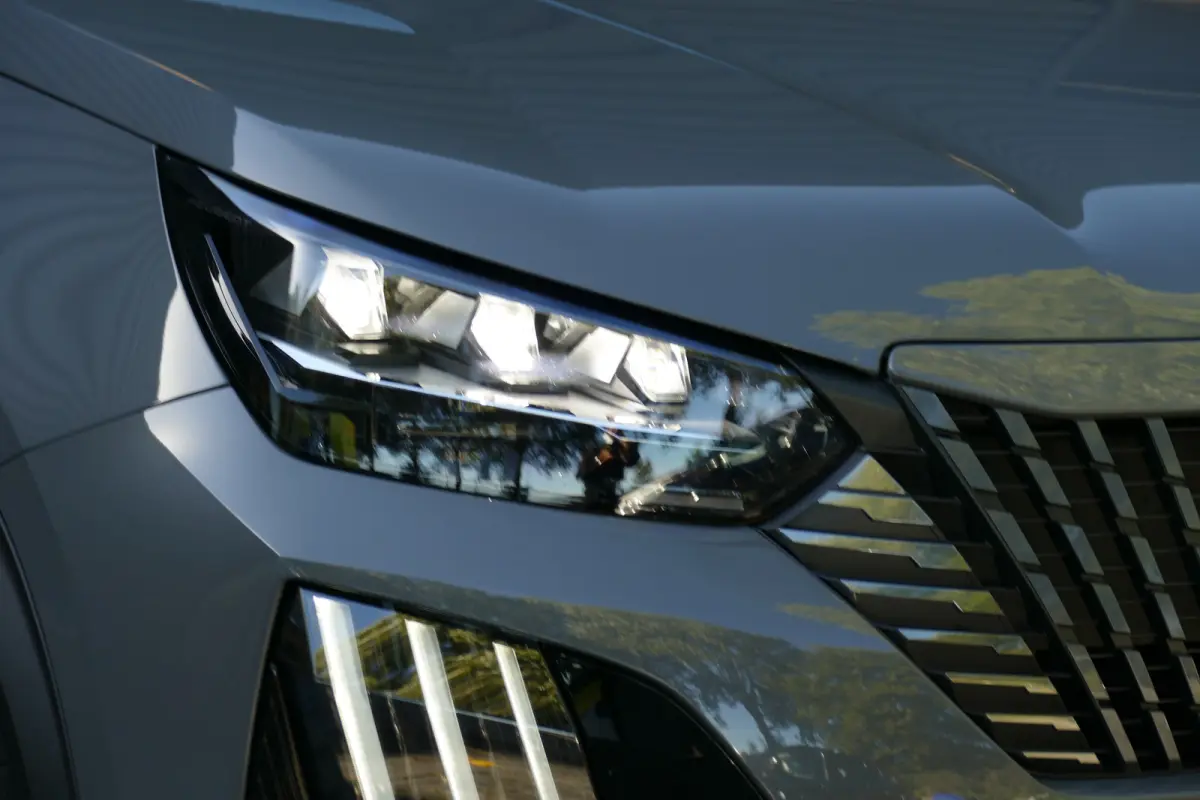 GT | Active Safety Brake met camera en radar (automatisch noodremsysteem) met Distance Alert (waarschuwing dreigende aanrijding) | Advanced Active Safety Brake met camera en radar | Climate 