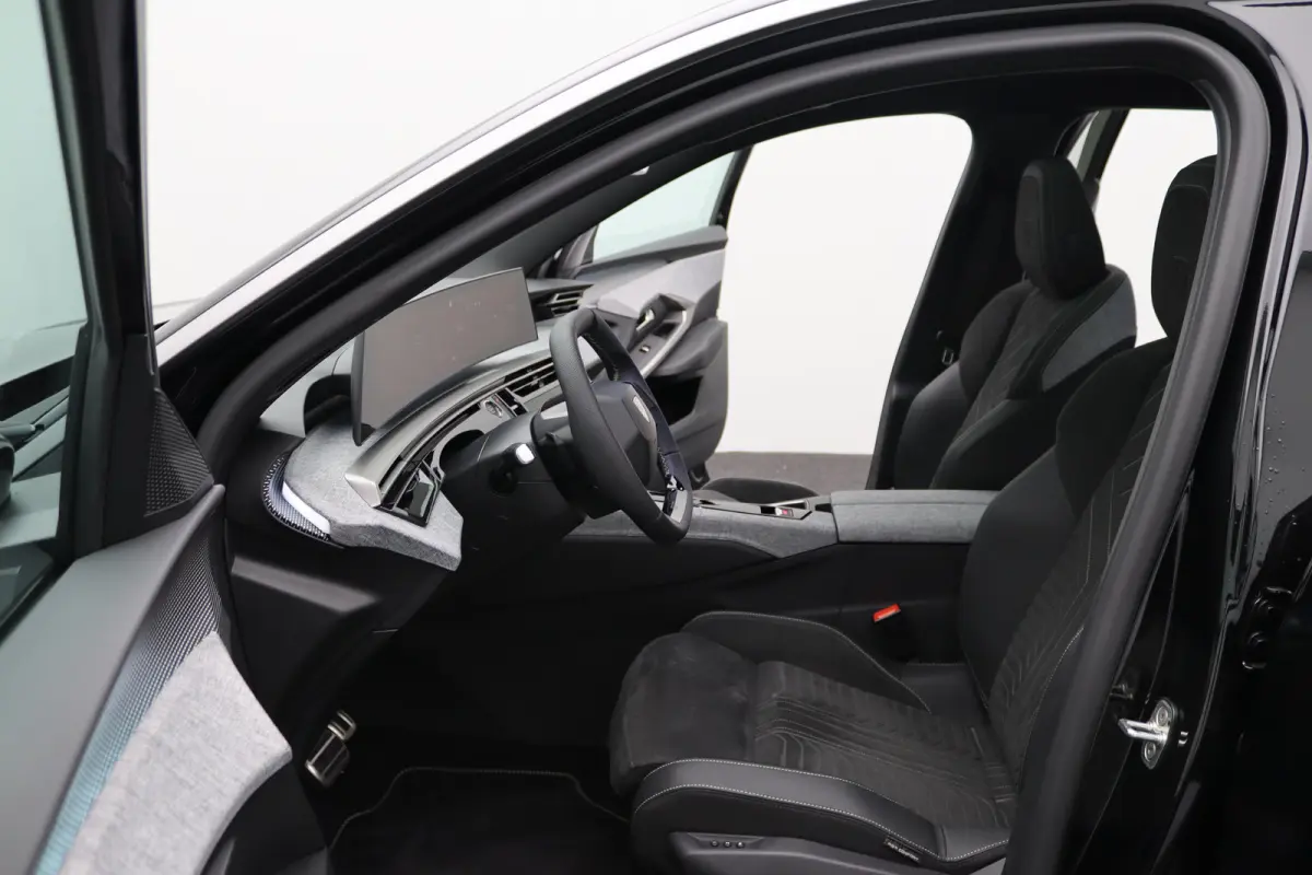€ 4000,- Voorraad Voordeel | 1.2 Hybrid 145 GT | Achteruitrijcamera | Elektrisch glazen panorama-dak | Elektrisch verstelb. bestuurdersstoel met geheugen