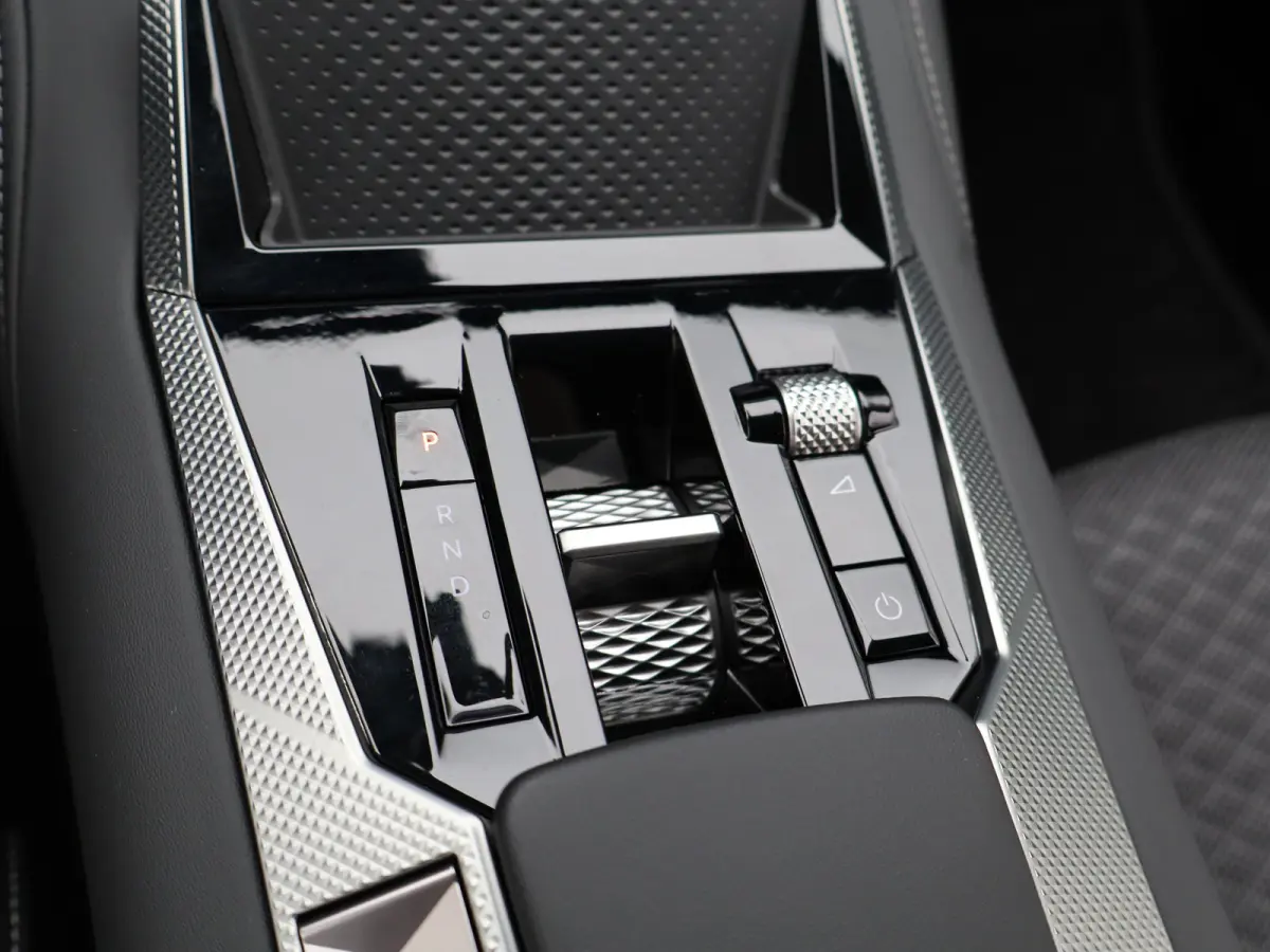 E-Tense Pallas Comfort Tech Pack 58.3 kWh 99% SOH | 8 Jaar Garantie | Carplay | Elektrisch Verstelbare Bestuurderstoel | 19" Lichtmetalen Velgen | 360* Graden Camera | Parkeersensoren Voor e