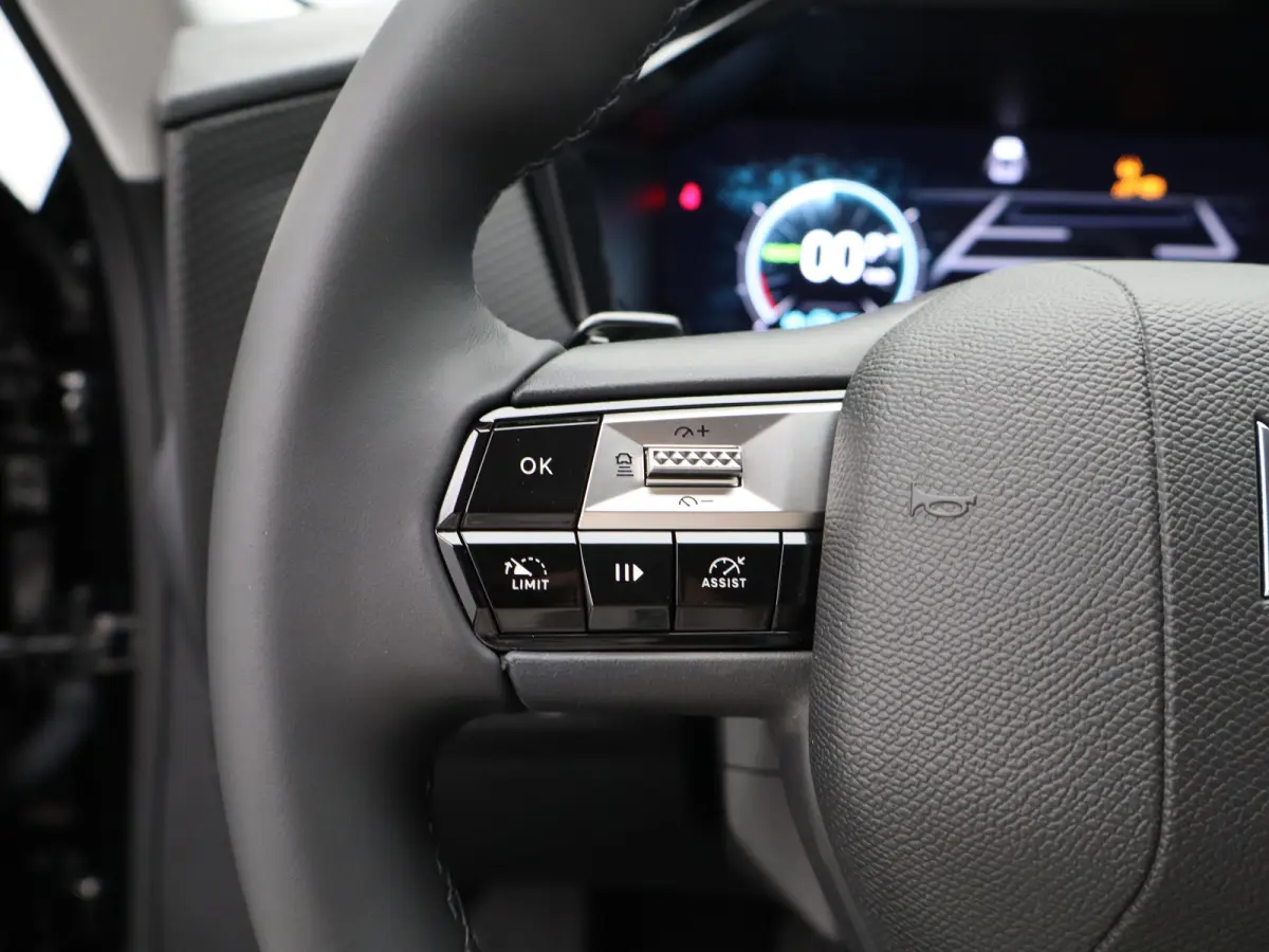 E-Tense Pallas Comfort Tech Pack 58.3 kWh 99% SOH | 8 Jaar Garantie | Carplay | Elektrisch Verstelbare Bestuurderstoel | 19" Lichtmetalen Velgen | 360* Graden Camera | Parkeersensoren Voor e