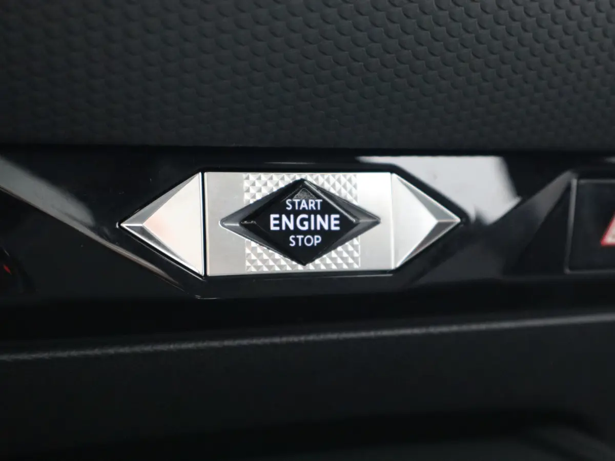 E-Tense Pallas Comfort Tech Pack 58.3 kWh 99% SOH | 8 Jaar Garantie | Carplay | Elektrisch Verstelbare Bestuurderstoel | 19" Lichtmetalen Velgen | 360* Graden Camera | Parkeersensoren Voor e