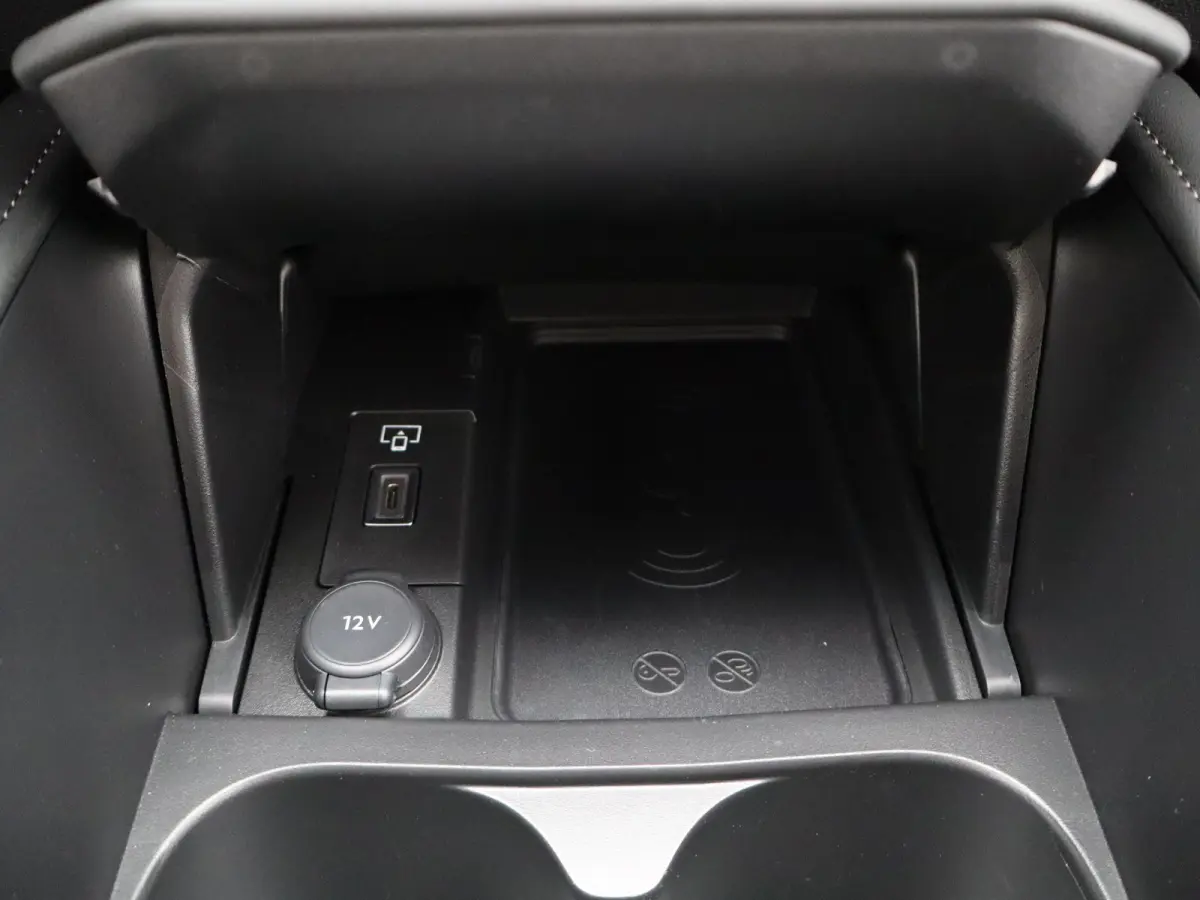 E-Tense Pallas Comfort Tech Pack 58.3 kWh 99% SOH | 8 Jaar Garantie | Carplay | Elektrisch Verstelbare Bestuurderstoel | 19" Lichtmetalen Velgen | 360* Graden Camera | Parkeersensoren Voor e