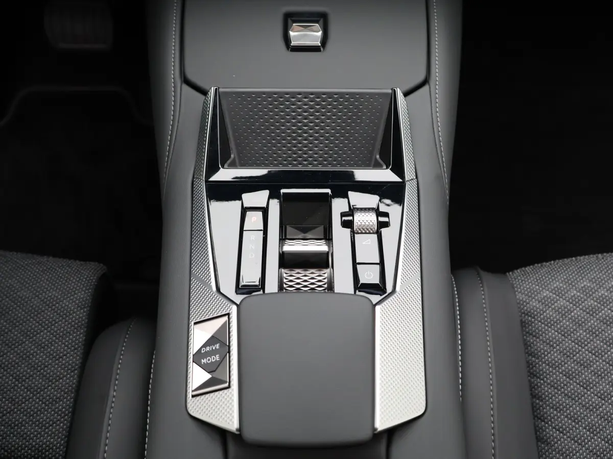 E-Tense Pallas Comfort Tech Pack 58.3 kWh 99% SOH | 8 Jaar Garantie | Carplay | Elektrisch Verstelbare Bestuurderstoel | 19" Lichtmetalen Velgen | 360* Graden Camera | Parkeersensoren Voor e