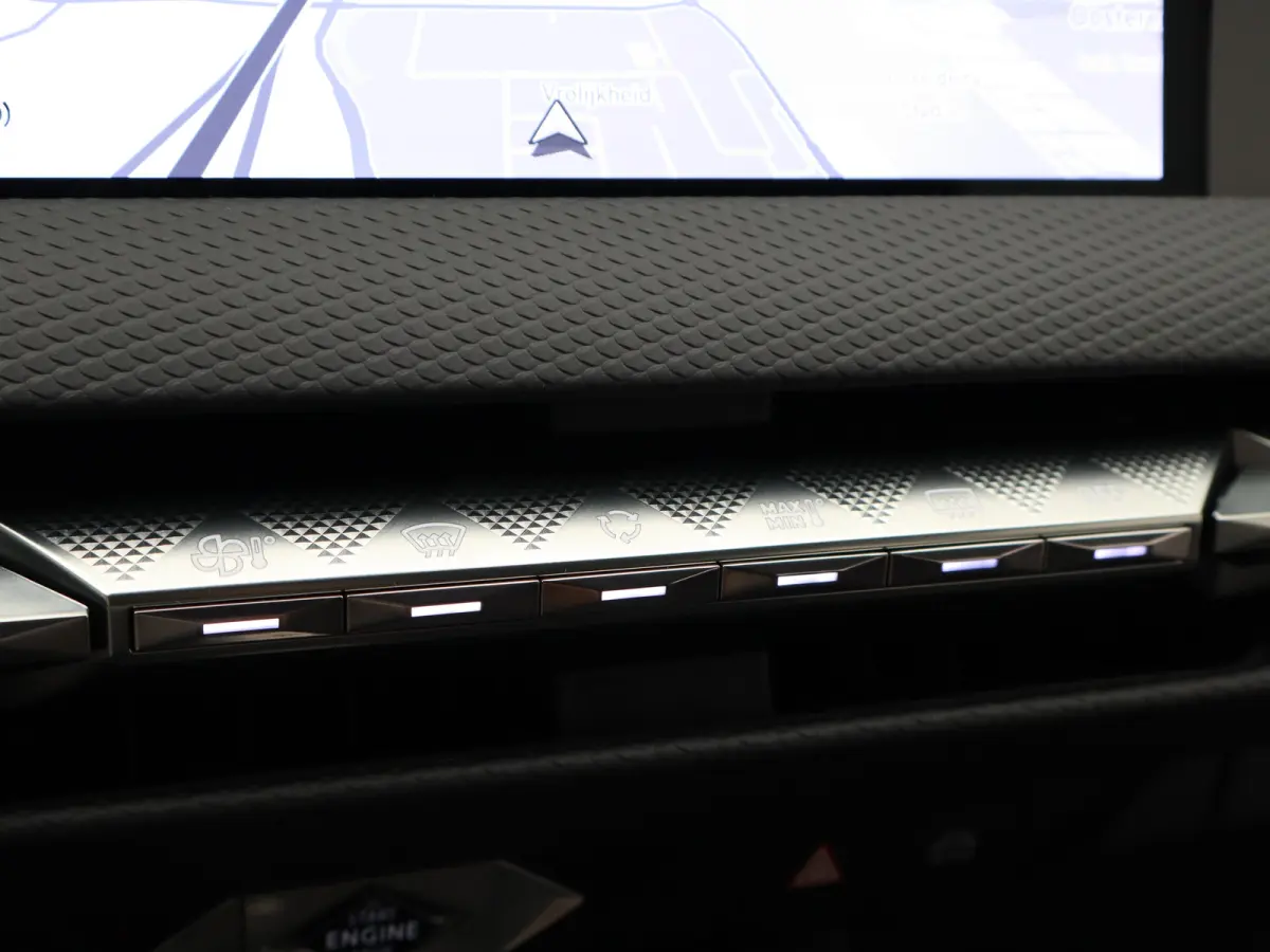 E-Tense Pallas Comfort Tech Pack 58.3 kWh 99% SOH | 8 Jaar Garantie | Carplay | Elektrisch Verstelbare Bestuurderstoel | 19" Lichtmetalen Velgen | 360* Graden Camera | Parkeersensoren Voor e