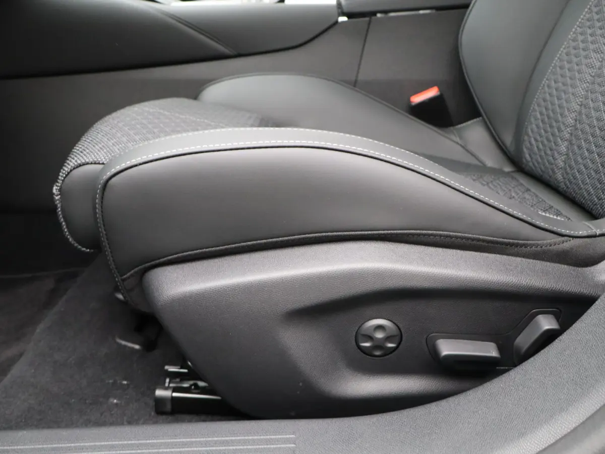 E-Tense Pallas Comfort Tech Pack 58.3 kWh 99% SOH | 8 Jaar Garantie | Carplay | Elektrisch Verstelbare Bestuurderstoel | 19" Lichtmetalen Velgen | 360* Graden Camera | Parkeersensoren Voor e