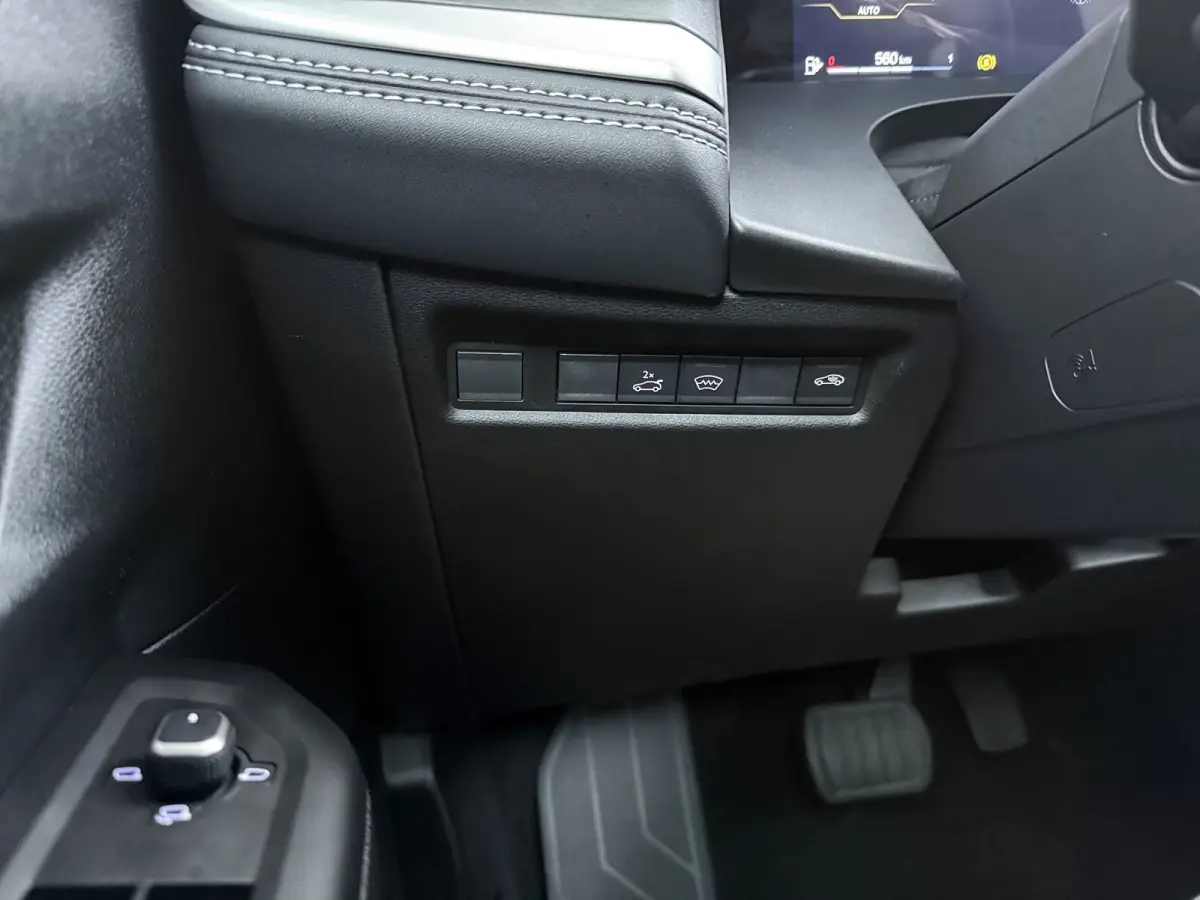First Edition Mild Hybrid | 10" digitaal instrumentencluster | 11 kW boordlader (alleen op elektrisch) | 16" infotainment scherm