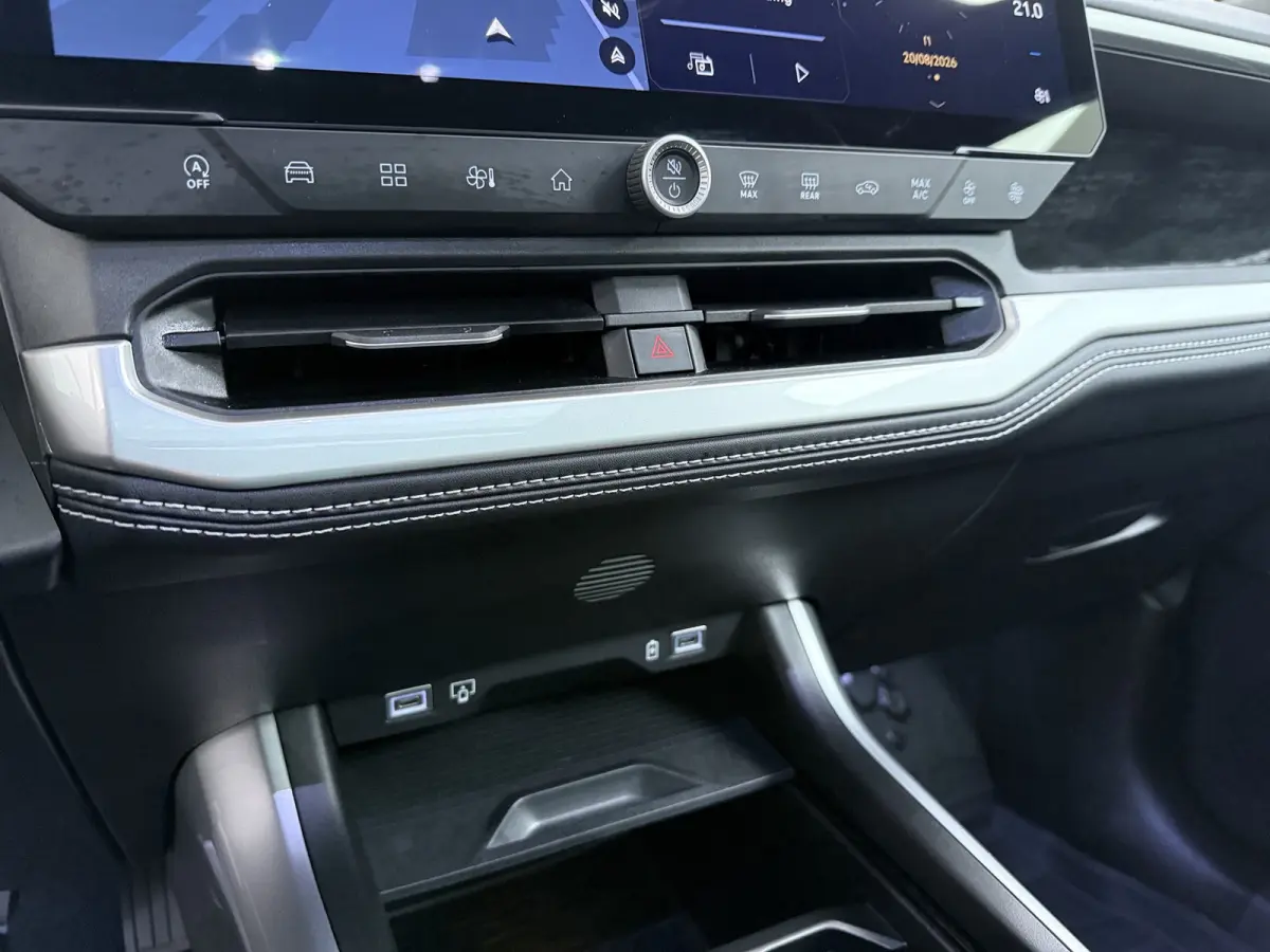 First Edition Mild Hybrid | 10" digitaal instrumentencluster | 11 kW boordlader (alleen op elektrisch) | 16" infotainment scherm