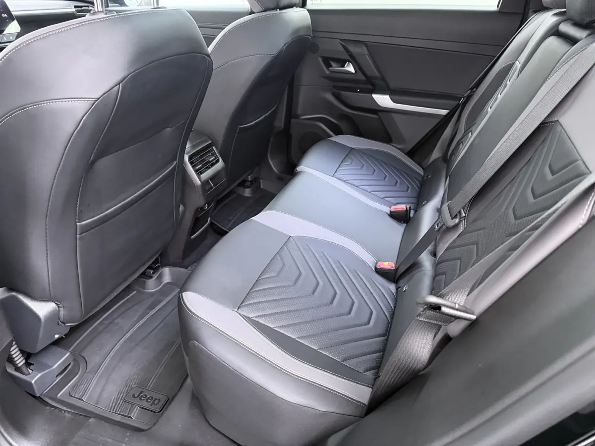 First Edition Mild Hybrid | 10" digitaal instrumentencluster | 11 kW boordlader (alleen op elektrisch) | 16" infotainment scherm
