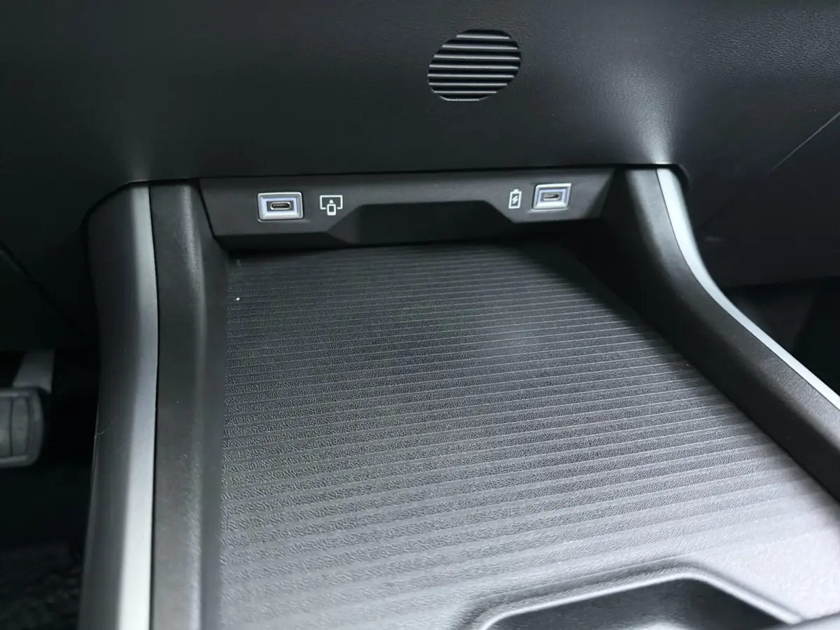 First Edition Mild Hybrid | 10" digitaal instrumentencluster | 11 kW boordlader (alleen op elektrisch) | 16" infotainment scherm