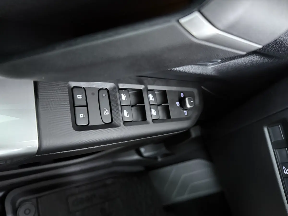 First Edition Mild Hybrid | 10" digitaal instrumentencluster | 11 kW boordlader (alleen op elektrisch) | 16" infotainment scherm