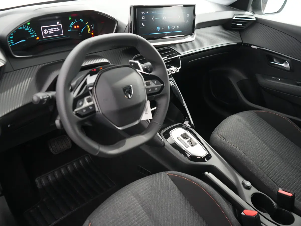 Style | Dashboard en deurpanelen in kunststof met carboneffect | Ecoled koplampen | Elektrisch verstelbare en verwarmbare buitenspiegels