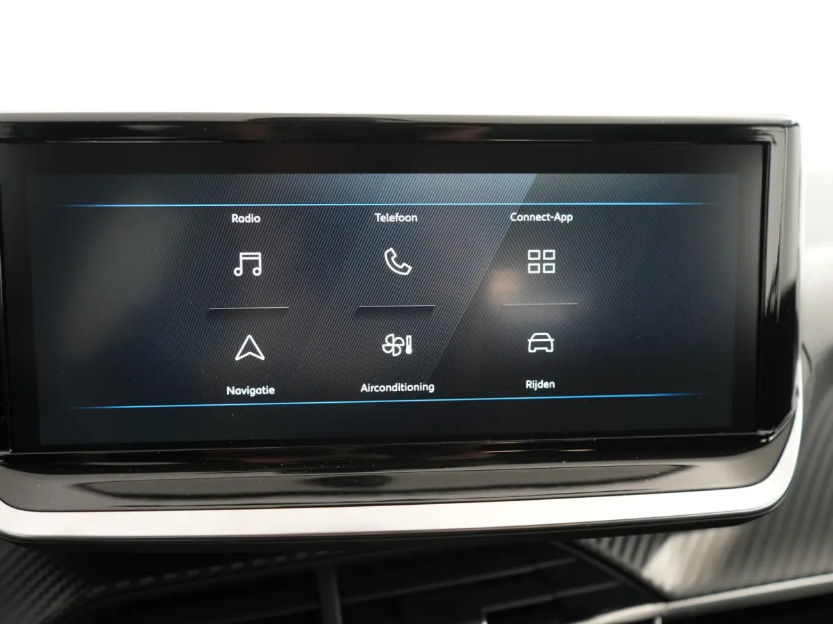 Style | Dashboard en deurpanelen in kunststof met carboneffect | Ecoled koplampen | Elektrisch verstelbare en verwarmbare buitenspiegels