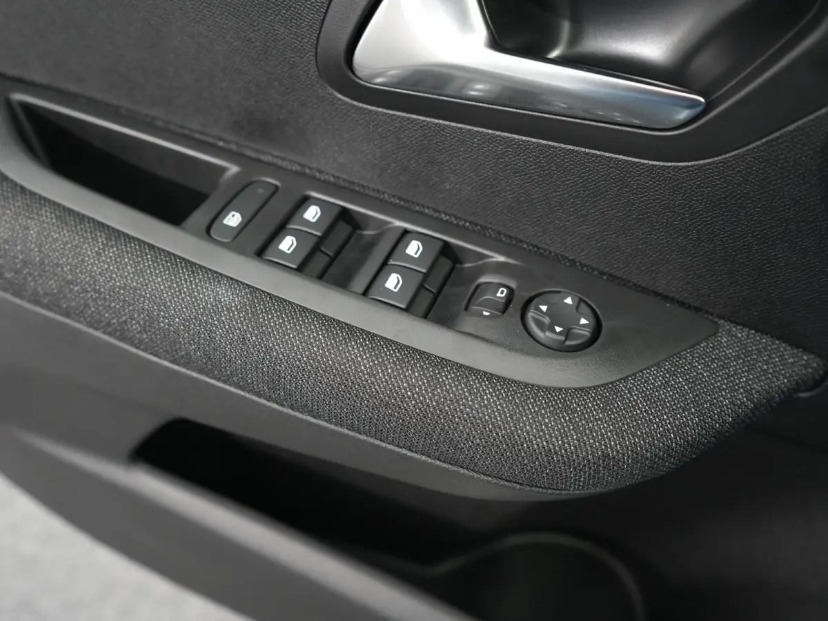 Style | Dashboard en deurpanelen in kunststof met carboneffect | Ecoled koplampen | Elektrisch verstelbare en verwarmbare buitenspiegels