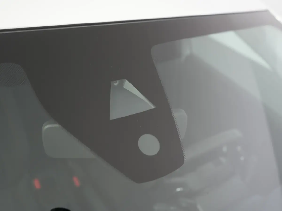 Style | Dashboard en deurpanelen in kunststof met carboneffect | Ecoled koplampen | Elektrisch verstelbare en verwarmbare buitenspiegels