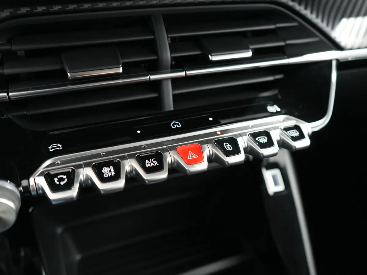 Style | Dashboard en deurpanelen in kunststof met carboneffect | Ecoled koplampen | Elektrisch verstelbare en verwarmbare buitenspiegels