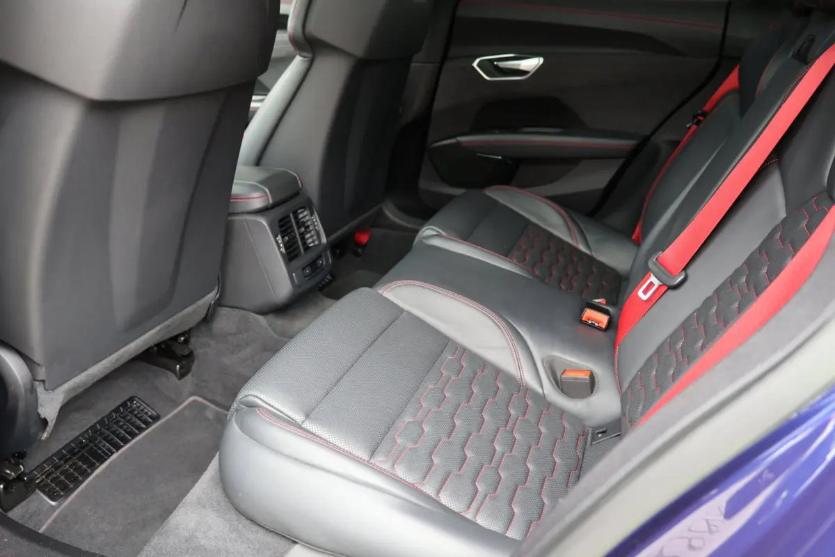 RS 93 kWh | head-up | massage stoel(en) | B&O | laser led | 4-wielsturing | luchtvering | 22 inch vossen | BTW