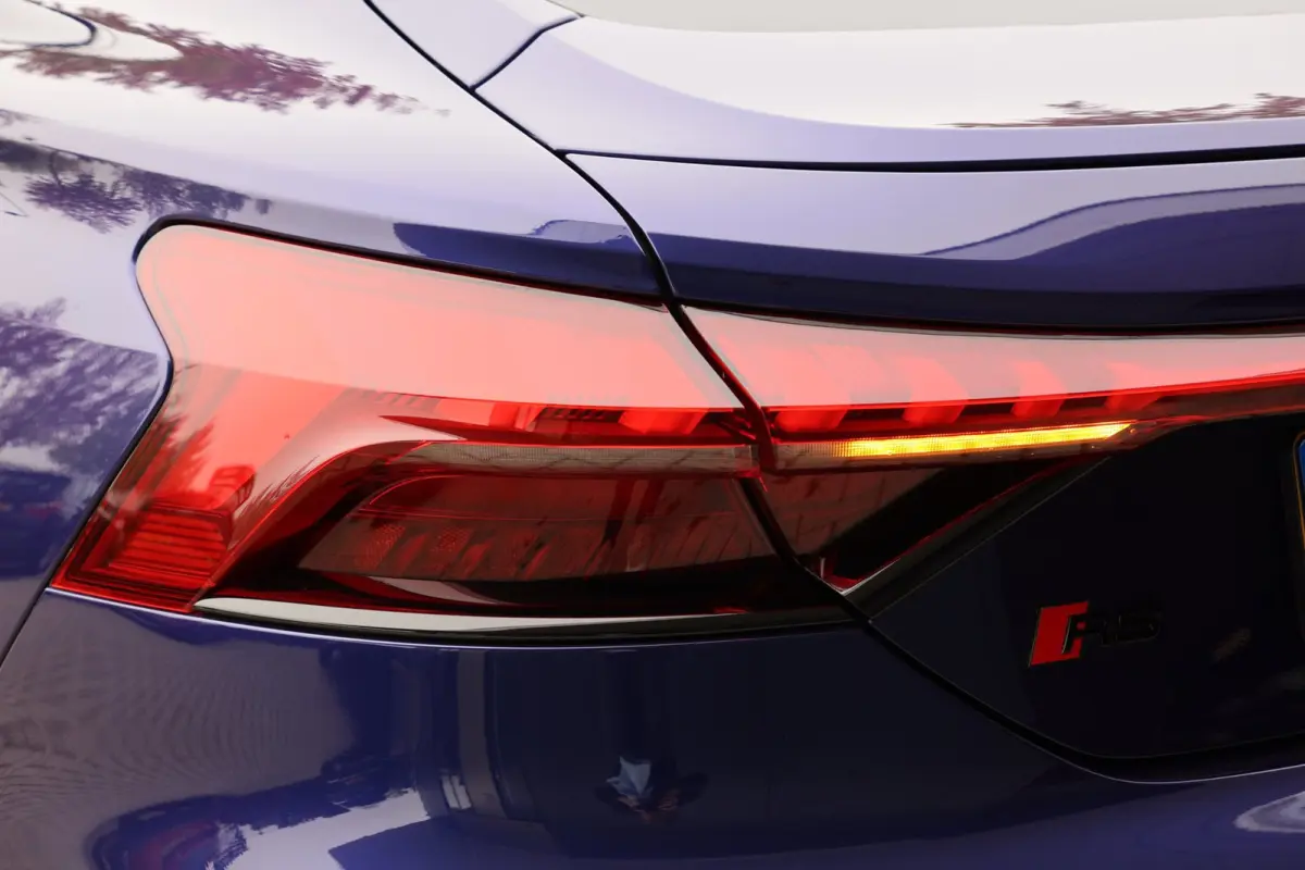 RS 93 kWh | head-up | massage stoel(en) | B&O | laser led | 4-wielsturing | luchtvering | 22 inch vossen | BTW