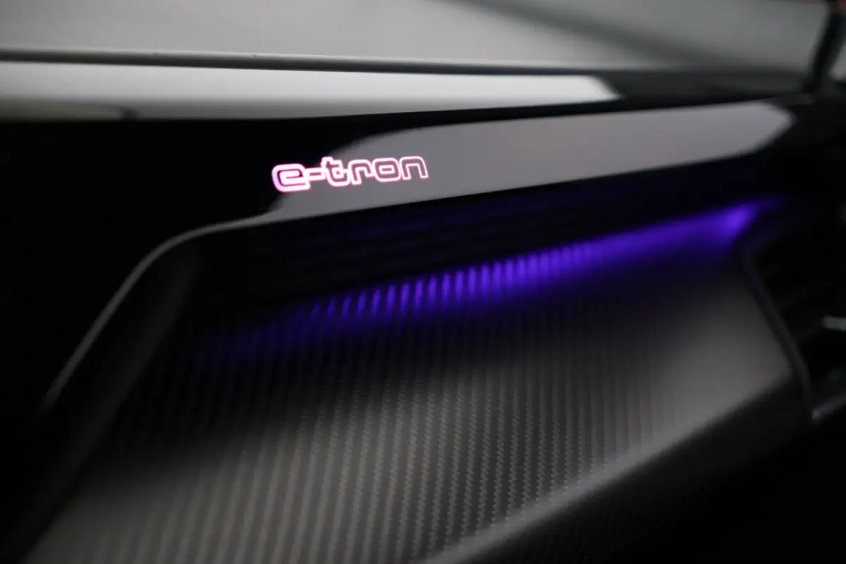 RS 93 kWh | head-up | massage stoel(en) | B&O | laser led | 4-wielsturing | luchtvering | 22 inch vossen | BTW