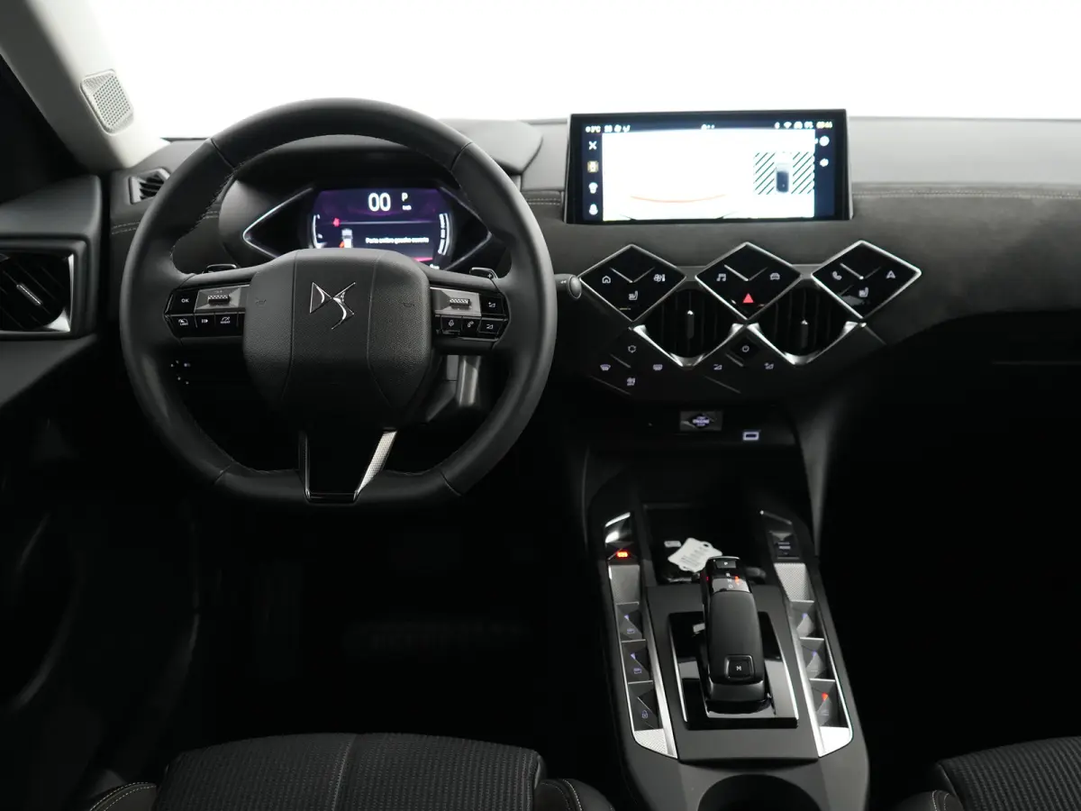 Performance Line | 17" lichtmetalen velgen DUBLIN | DS Iris Navigatie System | Draadloze Apple CarPlay™, Android Auto®