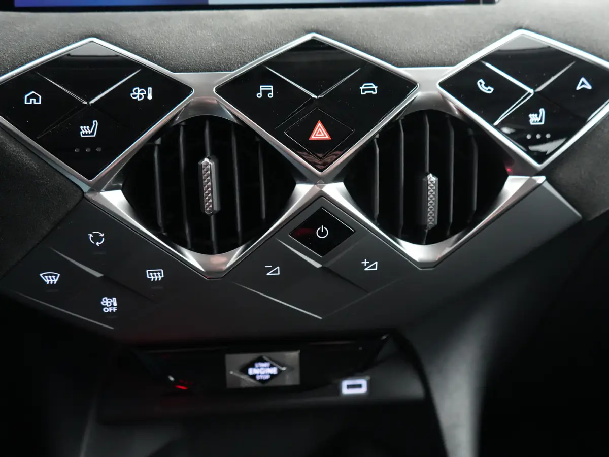 Performance Line | 17" lichtmetalen velgen DUBLIN | DS Iris Navigatie System | Draadloze Apple CarPlay™, Android Auto®