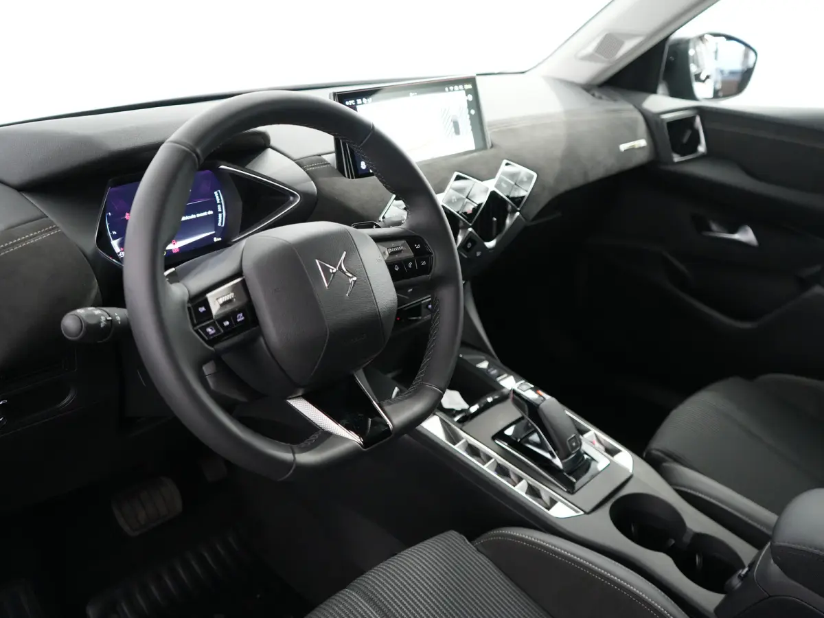 Performance Line | 17" lichtmetalen velgen DUBLIN | DS Iris Navigatie System | Draadloze Apple CarPlay™, Android Auto®