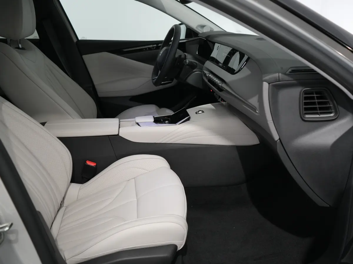 E-Tense Esprit De Voyage 225 PK | Panorama schuif-/ kanteldak | Leder | Elek. Stoelen | Focal audio |