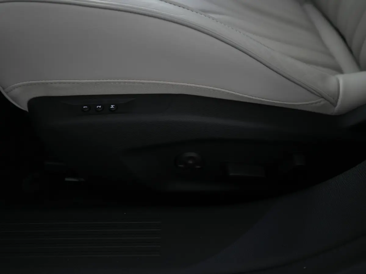 E-Tense Esprit De Voyage 225 PK | Panorama schuif-/ kanteldak | Leder | Elek. Stoelen | Focal audio |