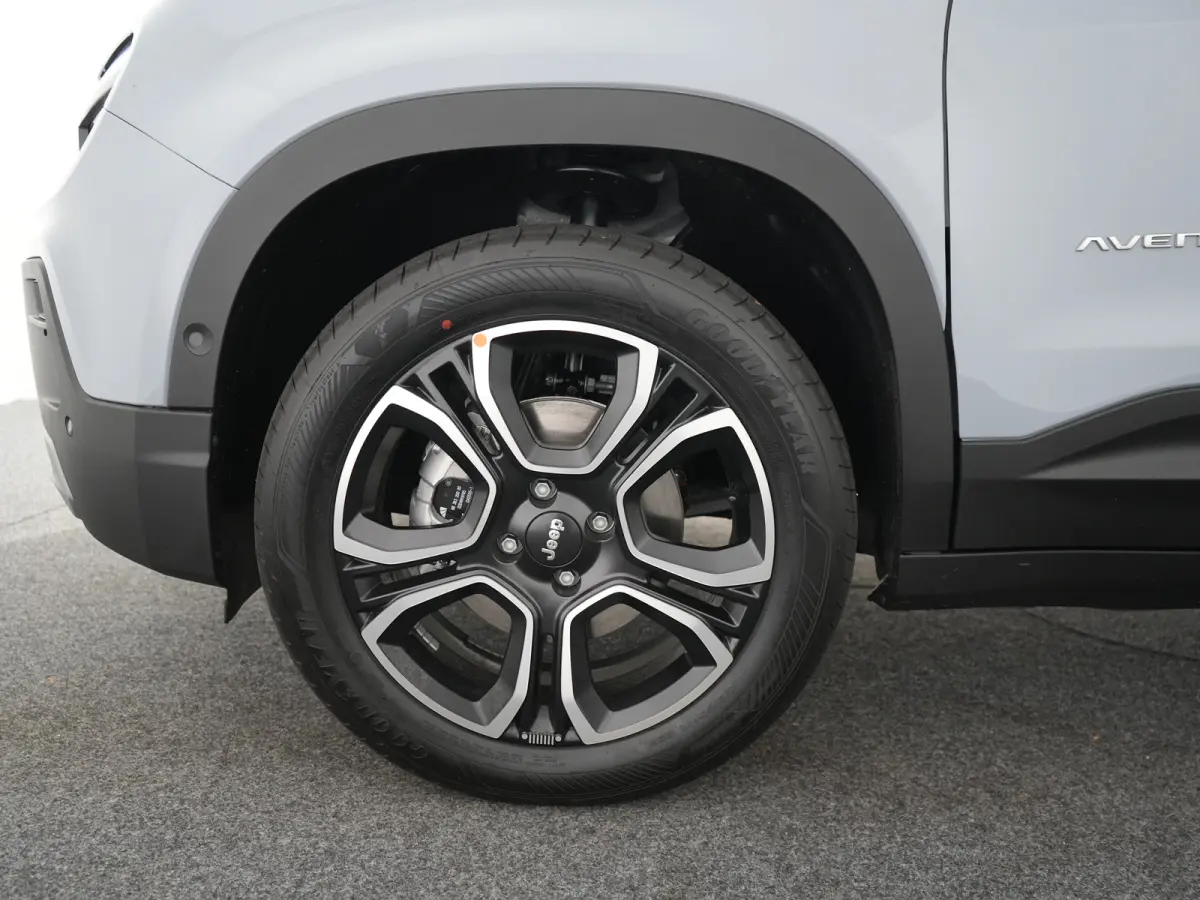 Summit | 18" Diamond Cut lichtmetalen velgen | 360 parkeersensoren | Achteruitrijcamera