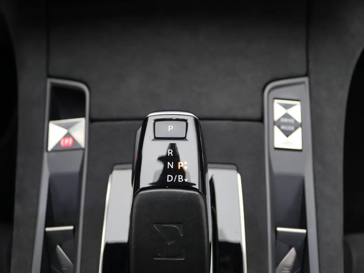 E-Tense Performance Line+ | Achterbank in delen neerklapbaar | Achteruitrijcamera | Alarm klasse 1(startblokkering)