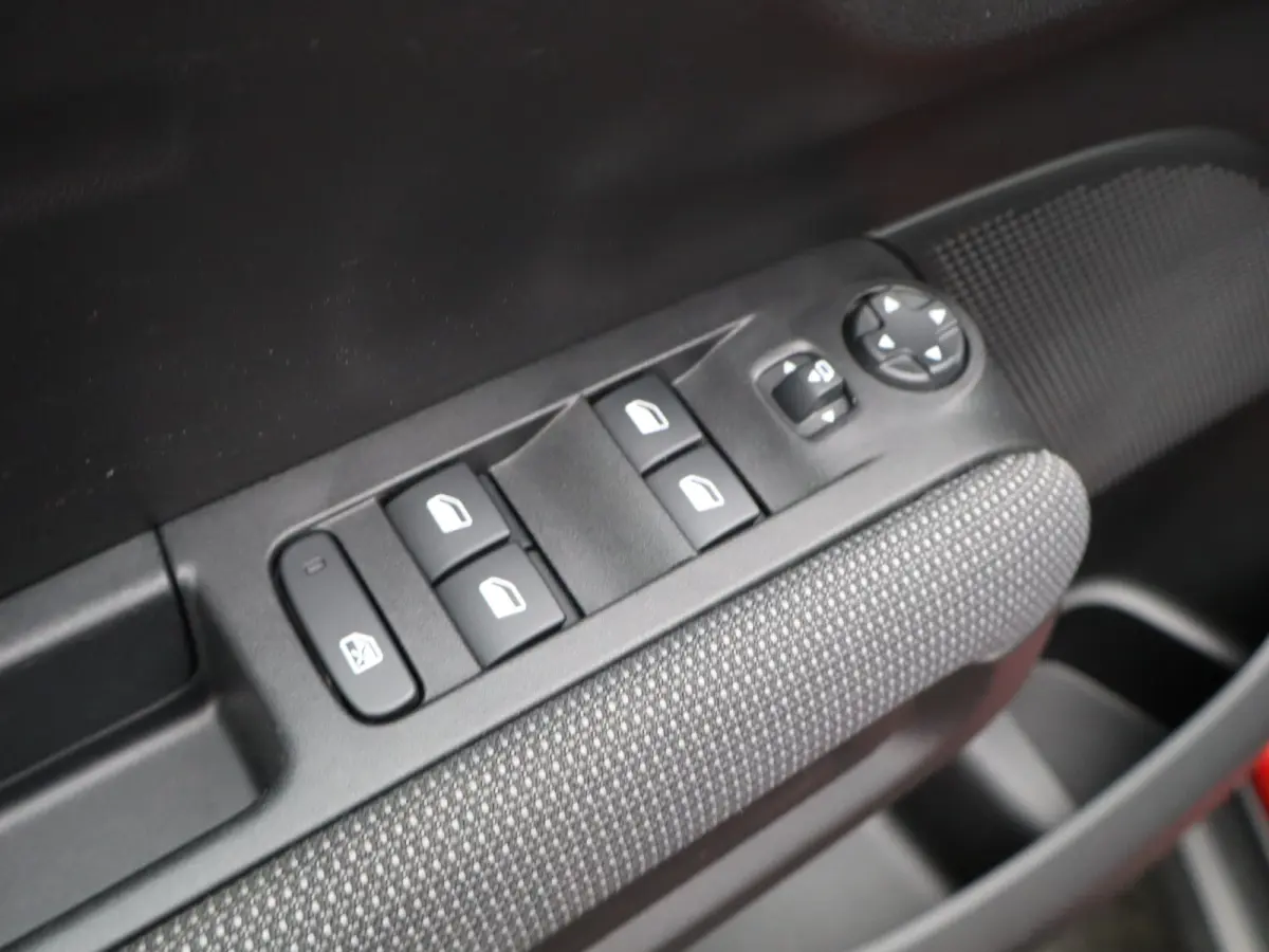 1.2 PureTech Live Navigatie | Airco | Cruise Control | LED verlichting | Parkeersenoren