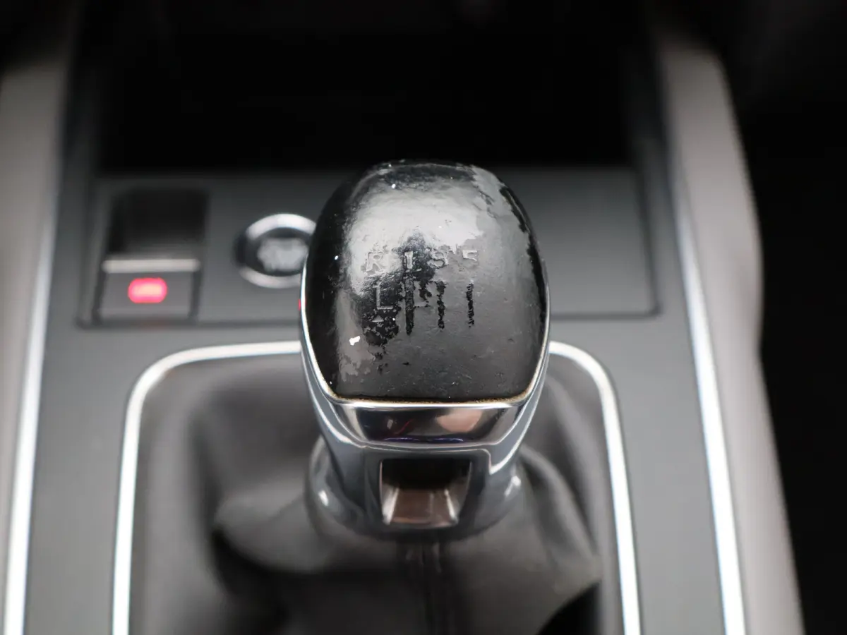 1.2 PureTech Feel | Cruise Control | Camera | Parkeersensoren | Climate Control | Half Lederen Bekleding | Apple Carplay/Android Auto