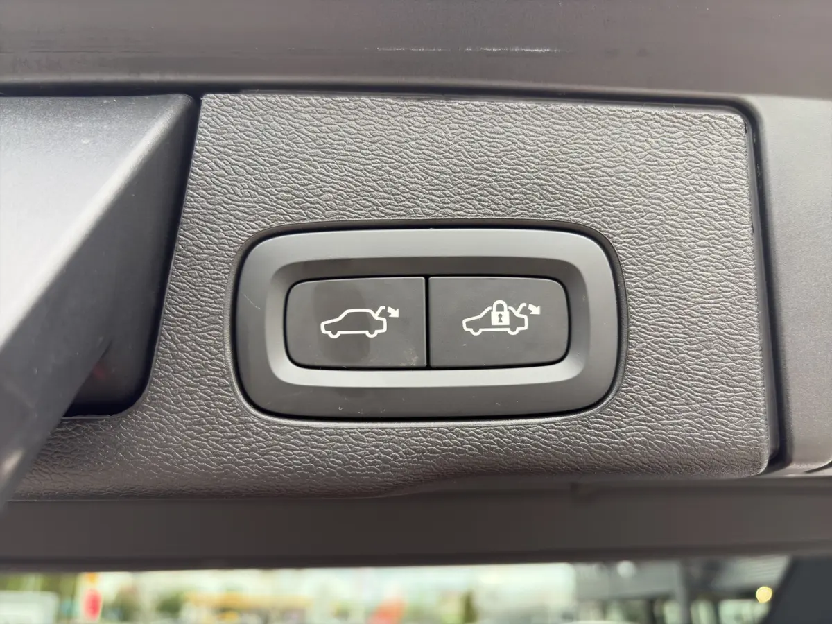 2.0 T6 Plug-in hybrid AWD Ultra Dark | Luchtvering | Trekhaak | Harman Kardon | Panoramadak | Stoel + Stuur Verwarming | 360 Camera |