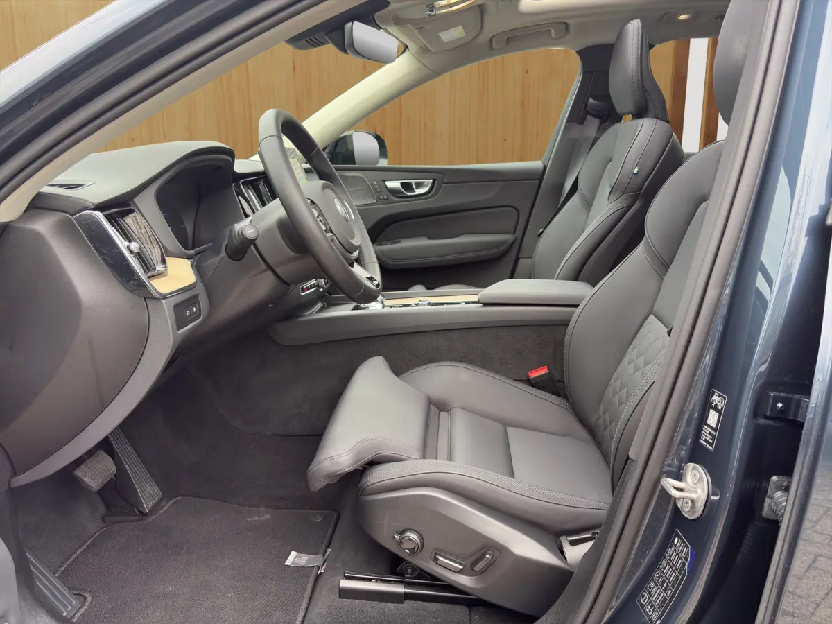 2.0 T6 Plug-in hybrid AWD Ultra Dark | Luchtvering | Trekhaak | Harman Kardon | Panoramadak | Stoel + Stuur Verwarming | 360 Camera |