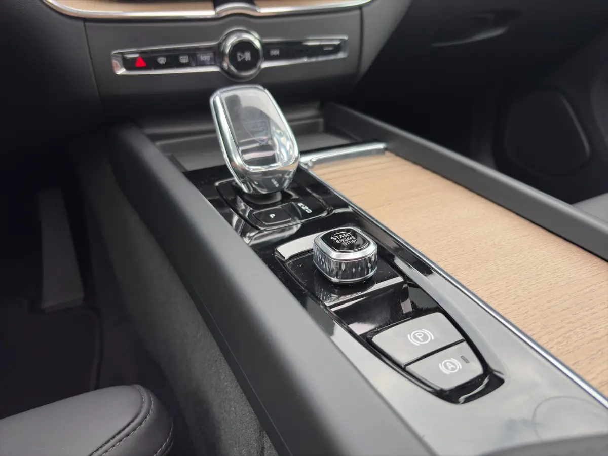 2.0 T6 Plug-in hybrid AWD Ultra Dark | Luchtvering | Trekhaak | Harman Kardon | Panoramadak | Stoel + Stuur Verwarming | 360 Camera |