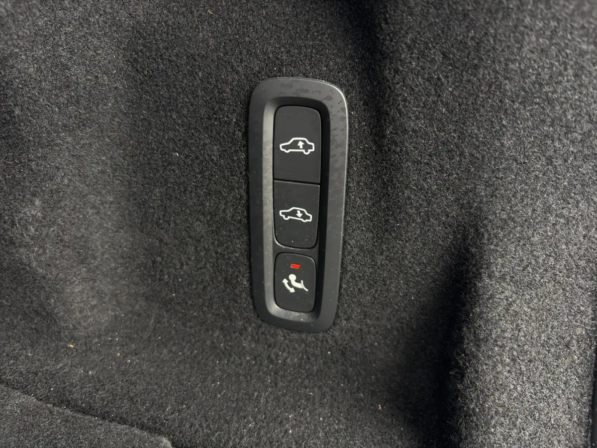 2.0 T6 Plug-in hybrid AWD Ultra Dark | Luchtvering | Trekhaak | Harman Kardon | Panoramadak | Stoel + Stuur Verwarming | 360 Camera |