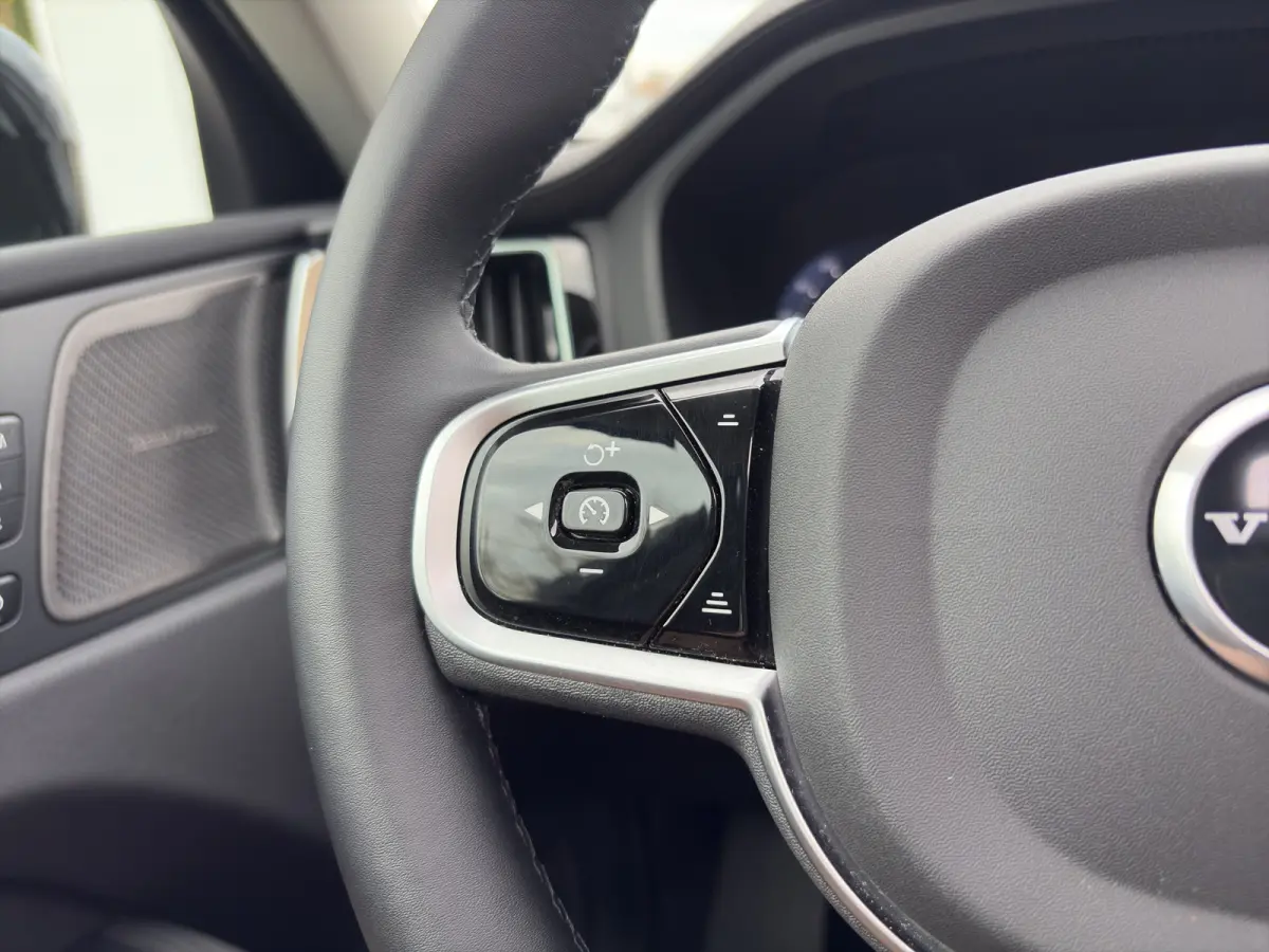 2.0 T6 Plug-in hybrid AWD Ultra Dark | Luchtvering | Trekhaak | Harman Kardon | Panoramadak | Stoel + Stuur Verwarming | 360 Camera |