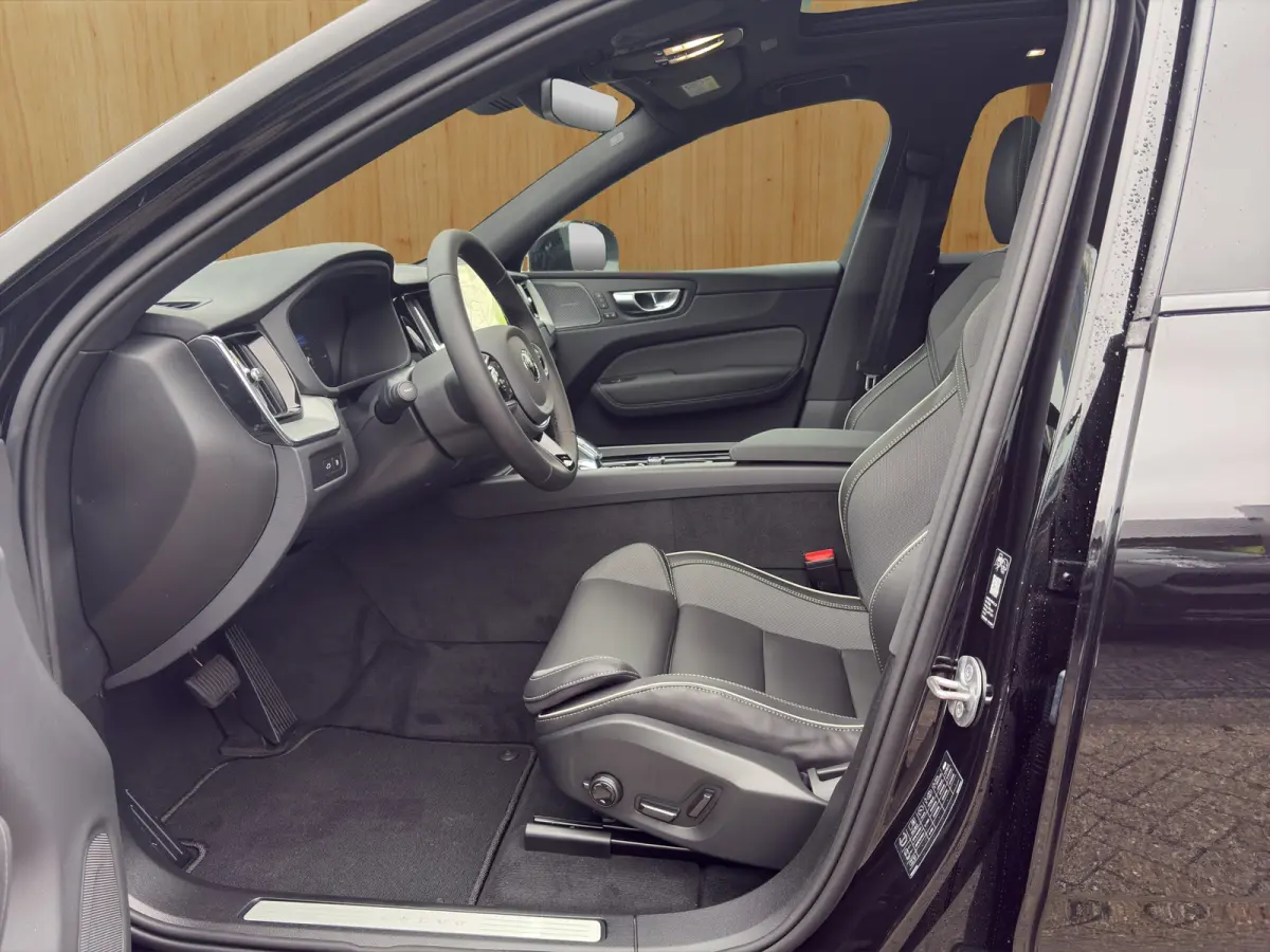 Plus Black Edition Recharge Plug-In Hybrid AWD | Head Up Display | Harman Kardon | Panoramadak | 360 Camera | Stoel + Stuur Verwarming |