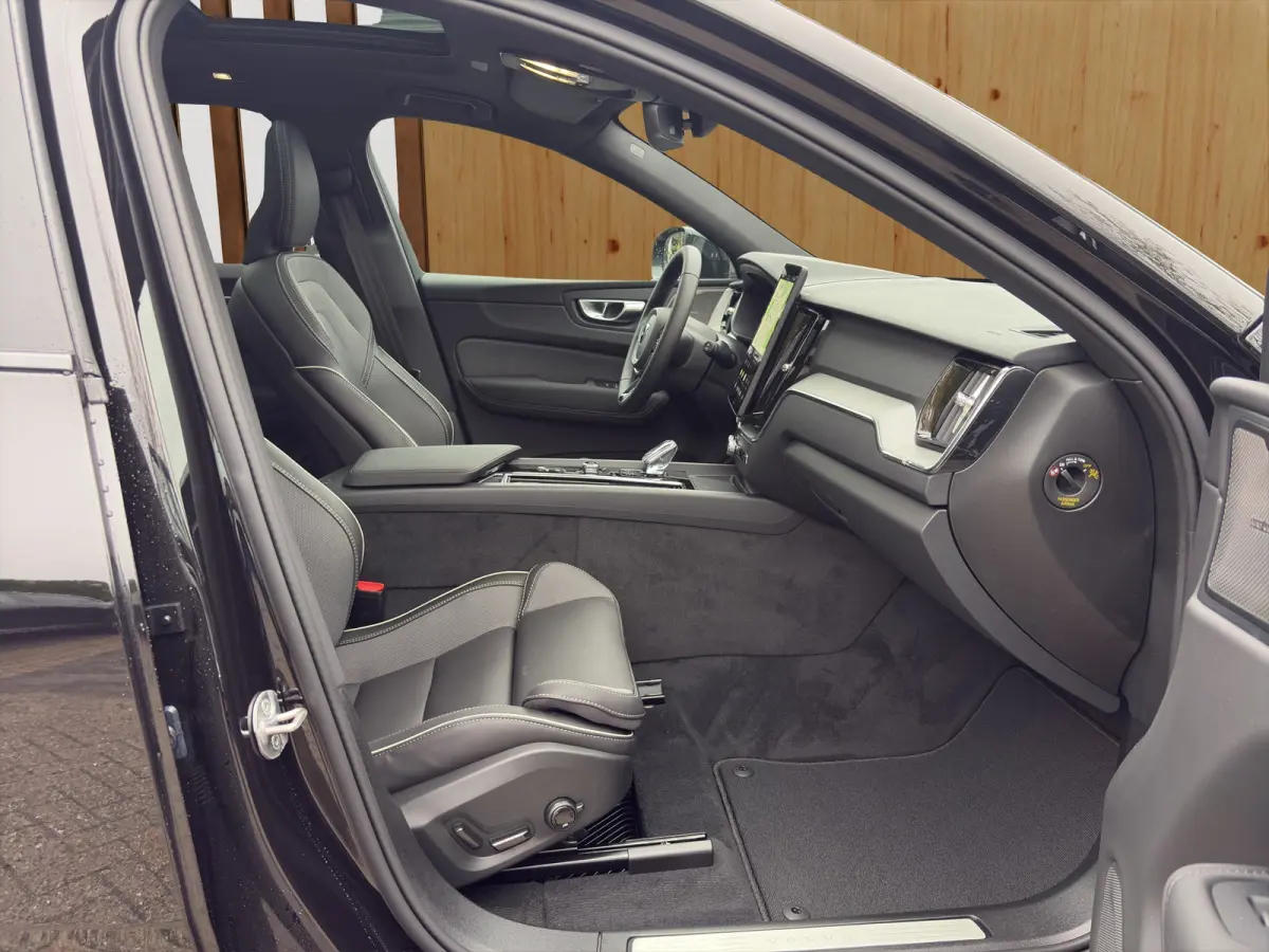 Plus Black Edition Recharge Plug-In Hybrid AWD | Head Up Display | Harman Kardon | Panoramadak | 360 Camera | Stoel + Stuur Verwarming |