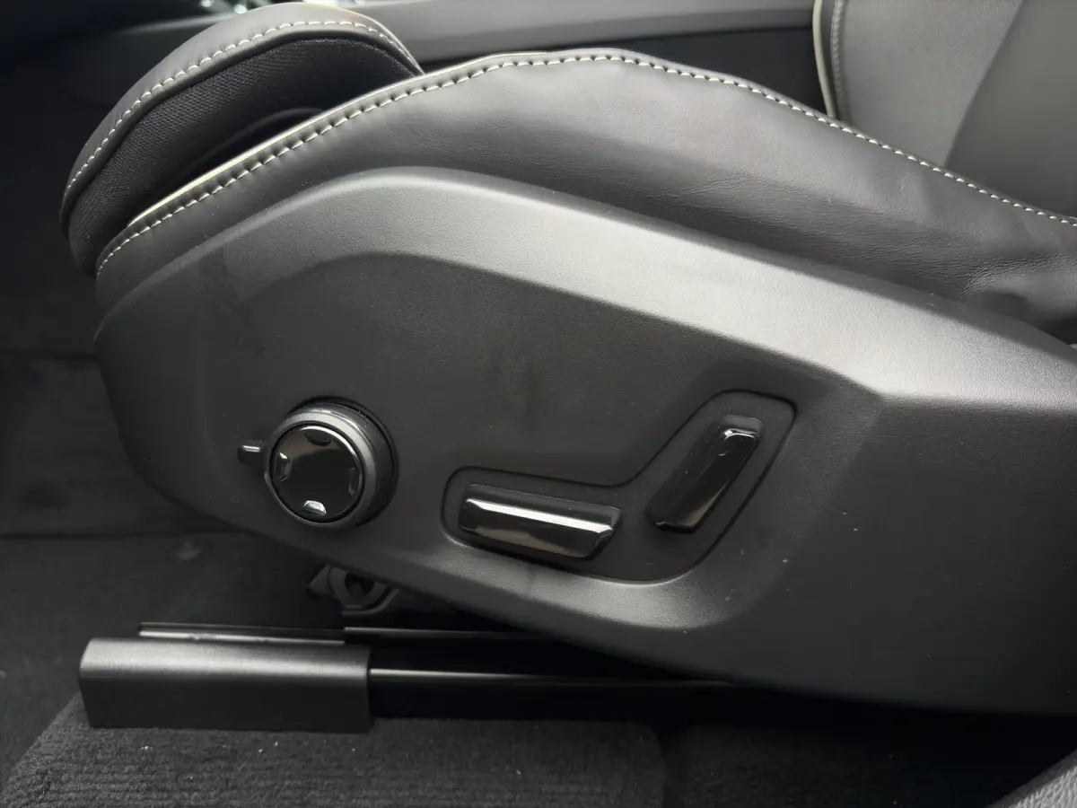 Plus Black Edition Recharge Plug-In Hybrid AWD | Head Up Display | Harman Kardon | Panoramadak | 360 Camera | Stoel + Stuur Verwarming |