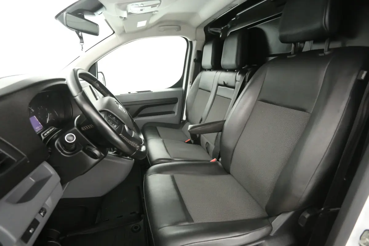 1.5D L2H1 | Marge | Clima | Carplay | 3 Zits | Cruise | Trekhaak | Parkeersens.