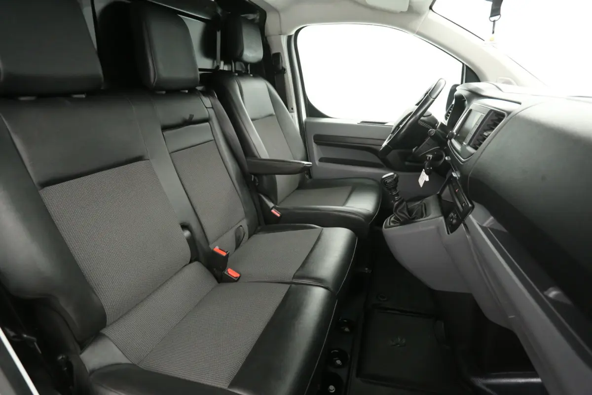 1.5D L2H1 | Marge | Clima | Carplay | 3 Zits | Cruise | Trekhaak | Parkeersens.
